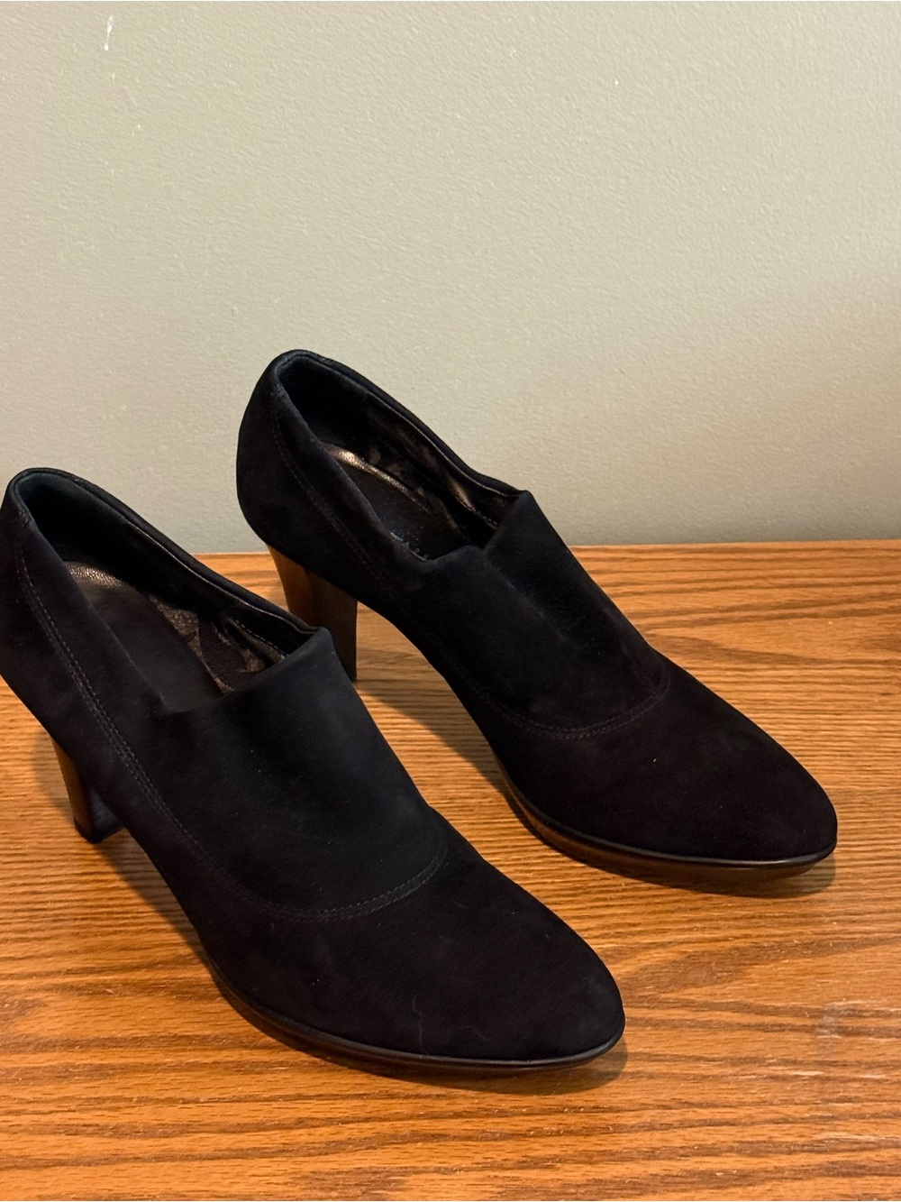 Aquatalia Vera Gomma Rosette Heel Black Suede Womens Size 9